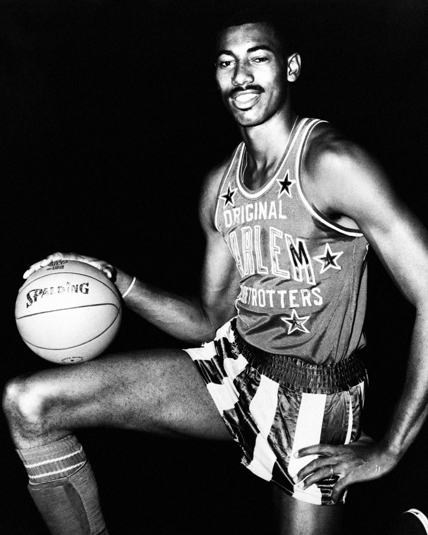 Wilt Chamberlain in a Harlem Globetrotters uniform, 1959